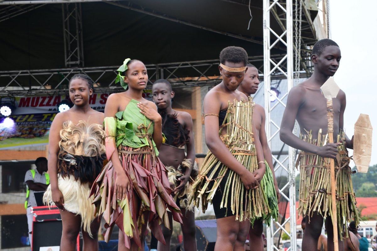 BugandaKingdom_'s tweet image. Abazadde mutuume Abaana amannya g'Ebika si g'abasambi ba mupiira.
"Ennaku zino ogenda n'owulira omuzadde nga atuumye omwana we erinnya ly'omusambi w'omupiira mu Nsi z'abazungu ne wewewunya ekiddirira singa omuzannyo oyo awummula omupiira".
Bino byogeddwa Minisita w'Amawulire…
