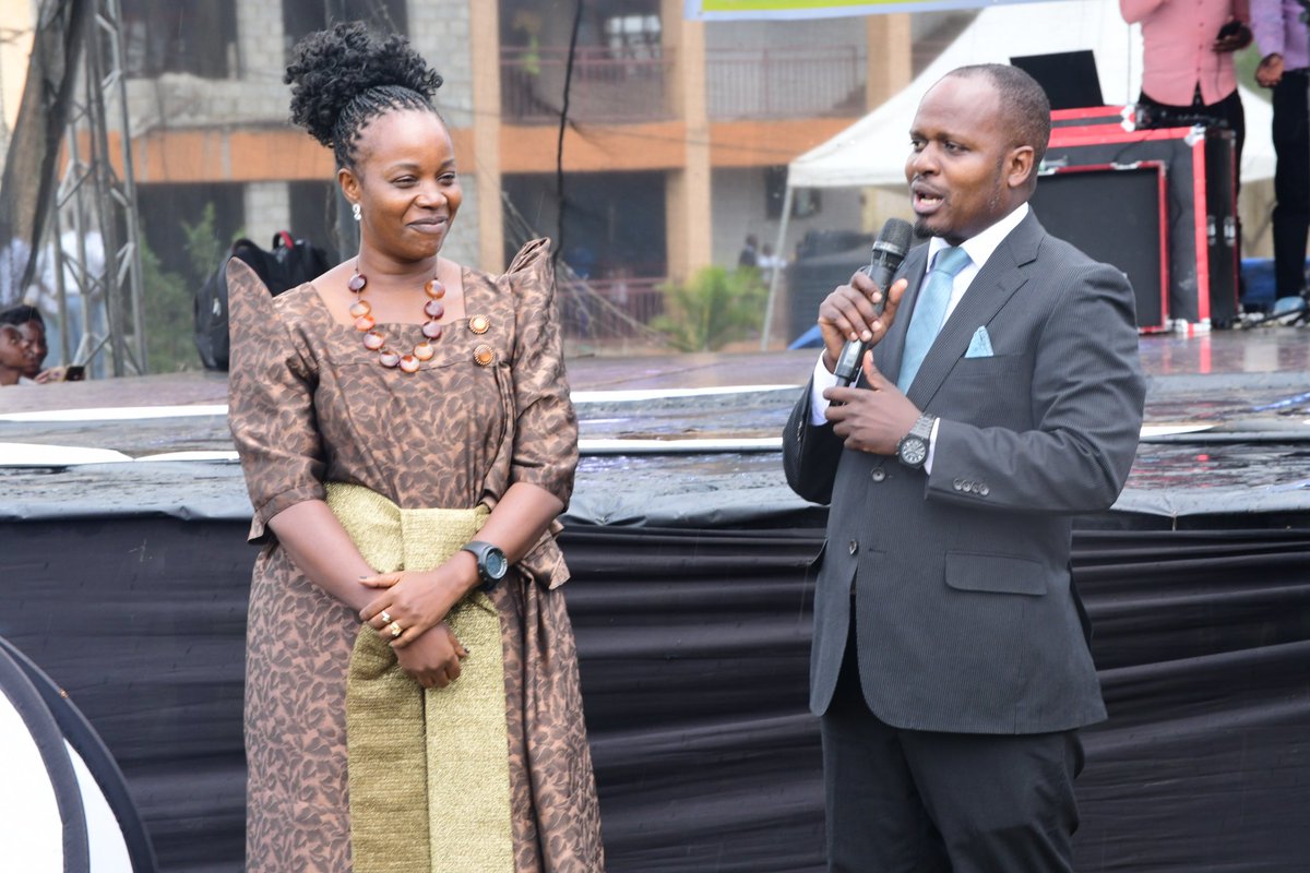 BugandaKingdom_'s tweet image. Abazadde mutuume Abaana amannya g'Ebika si g'abasambi ba mupiira.
"Ennaku zino ogenda n'owulira omuzadde nga atuumye omwana we erinnya ly'omusambi w'omupiira mu Nsi z'abazungu ne wewewunya ekiddirira singa omuzannyo oyo awummula omupiira".
Bino byogeddwa Minisita w'Amawulire…