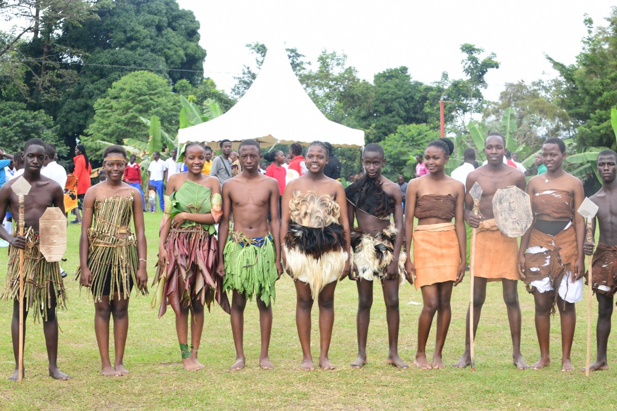 BugandaKingdom_'s tweet image. Abazadde mutuume Abaana amannya g'Ebika si g'abasambi ba mupiira.
"Ennaku zino ogenda n'owulira omuzadde nga atuumye omwana we erinnya ly'omusambi w'omupiira mu Nsi z'abazungu ne wewewunya ekiddirira singa omuzannyo oyo awummula omupiira".
Bino byogeddwa Minisita w'Amawulire…