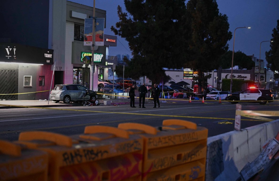 360actufr's tweet image. 🚨🇫🇷 FLASH INFO | Une voiture fonce dans la foule à Los Angeles, le conducteur placé en garde à vue. Trente blessés ont été recensés. Sept personnes sont dans un «état critique» et six dans un «état grave». (Source : Le Parisien)