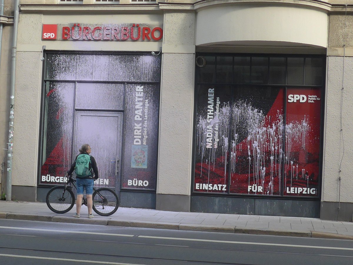 mmpapeurmmpamal's tweet image. Leipzig (Allemagne)
Attaque à la peinture contre le bureau du SPD - Liberté pour Maja !
« Construisons nous-mêmes la visibilité et la
résistance contre les prisons et l'isolement !
Ne laissons pas les prisonnier·es seul·es ! »
de.indymedia.org/node/526346