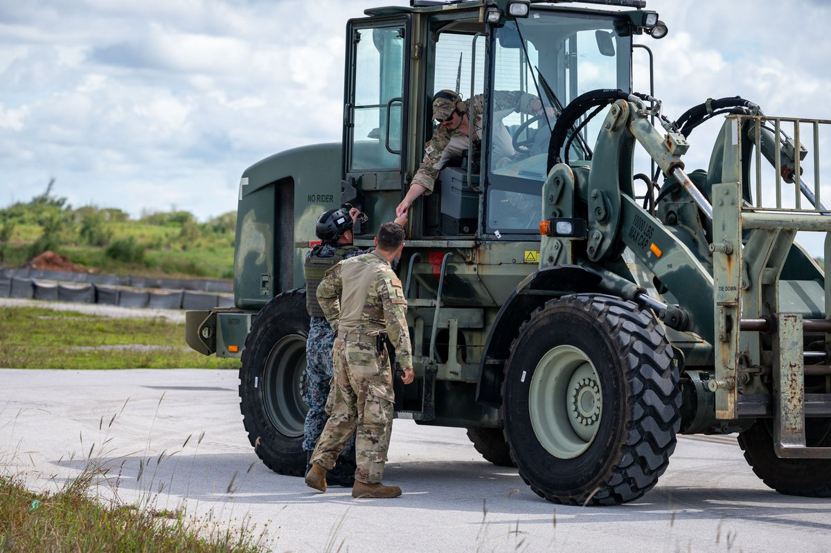 PACAF's tweet image. 🇺🇸🇯🇵 U.S. Air Force Airmen alongside Japan Air Self-Defense Force aircrew accomplish #REFORPAC25 mission objectives, offloading cargo, and austere landing operations in Guam.
Dedicated to deterring conflict & maintaining stability within the Pacific region.
@JASDF_PAO_ENG