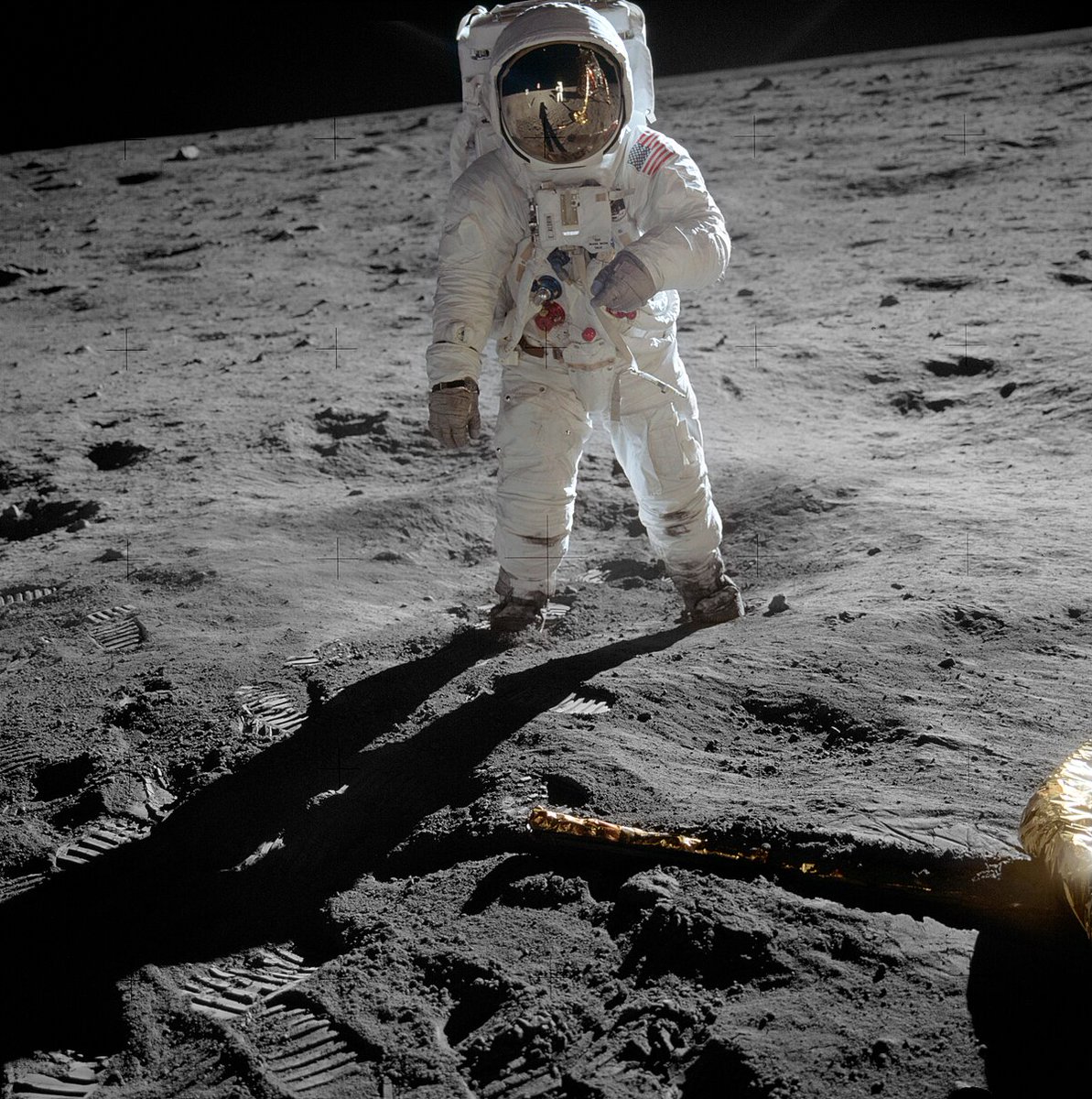 AstronzNZ's tweet image. 20 July, 1969: Apollo 11 landed on the Moon. Neil Armstrong and Buzz Aldrin walked on the surface while Michael Collins stayed in orbit. 56 years later, it stands as a defining moment in space history.
#Apollo11 #MoonLanding #Astronz