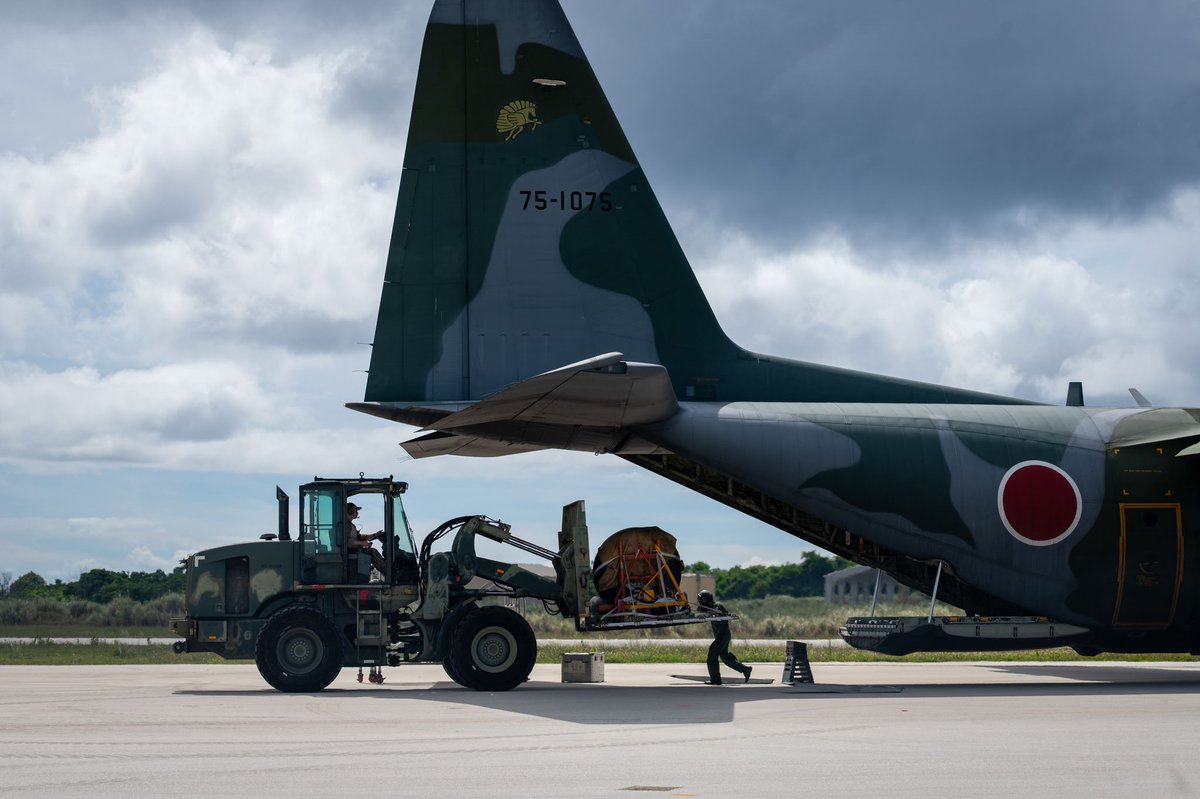 PACAF's tweet image. 🇺🇸🇯🇵 U.S. Air Force Airmen alongside Japan Air Self-Defense Force aircrew accomplish #REFORPAC25 mission objectives, offloading cargo, and austere landing operations in Guam.
Dedicated to deterring conflict & maintaining stability within the Pacific region.
@JASDF_PAO_ENG