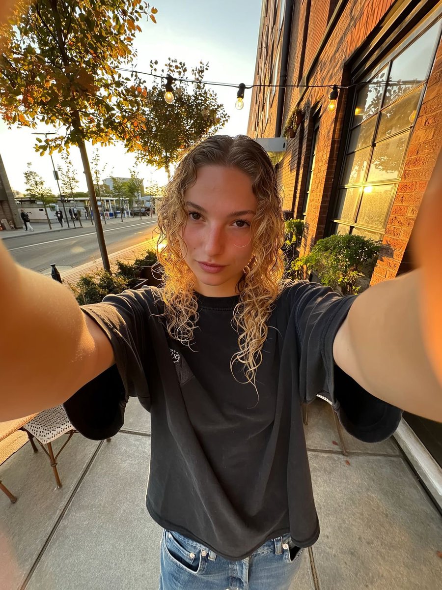 checkdsgn's tweet image. tem horas que eu me assusto com o realismo da IA
essa menina aqui, por exemplo, se passaria muito por uma influencer dos EUA