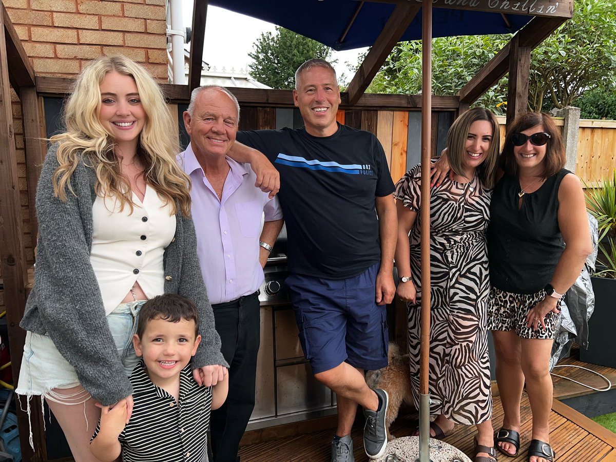 glenchevannes's tweet image. My sister & brother in law hosting a super-duper BBQ today. So good to see the whole extended family, more or less ❤️
So much fun 🤩