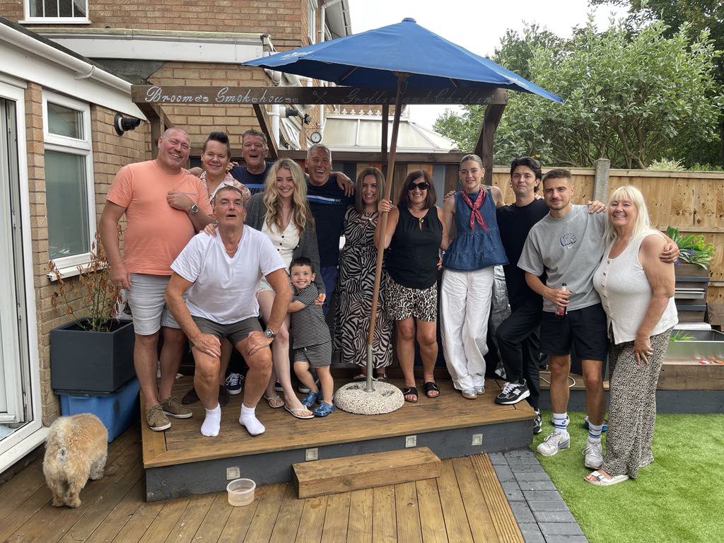 glenchevannes's tweet image. My sister & brother in law hosting a super-duper BBQ today. So good to see the whole extended family, more or less ❤️
So much fun 🤩