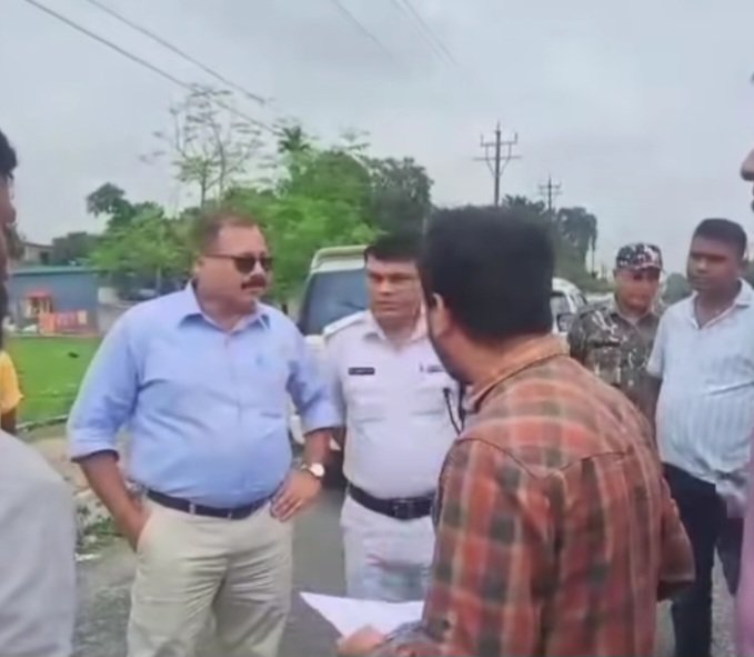 BanerjeeSanmoy's tweet image. The police officer with sunglass at Siliguri is trying to bypass the High Court order @AmitShahOffice @AmitShah please initiate action against @WBPolice specially Rajib Kumar, under whose rule such things are daily happening, please take strongest action.