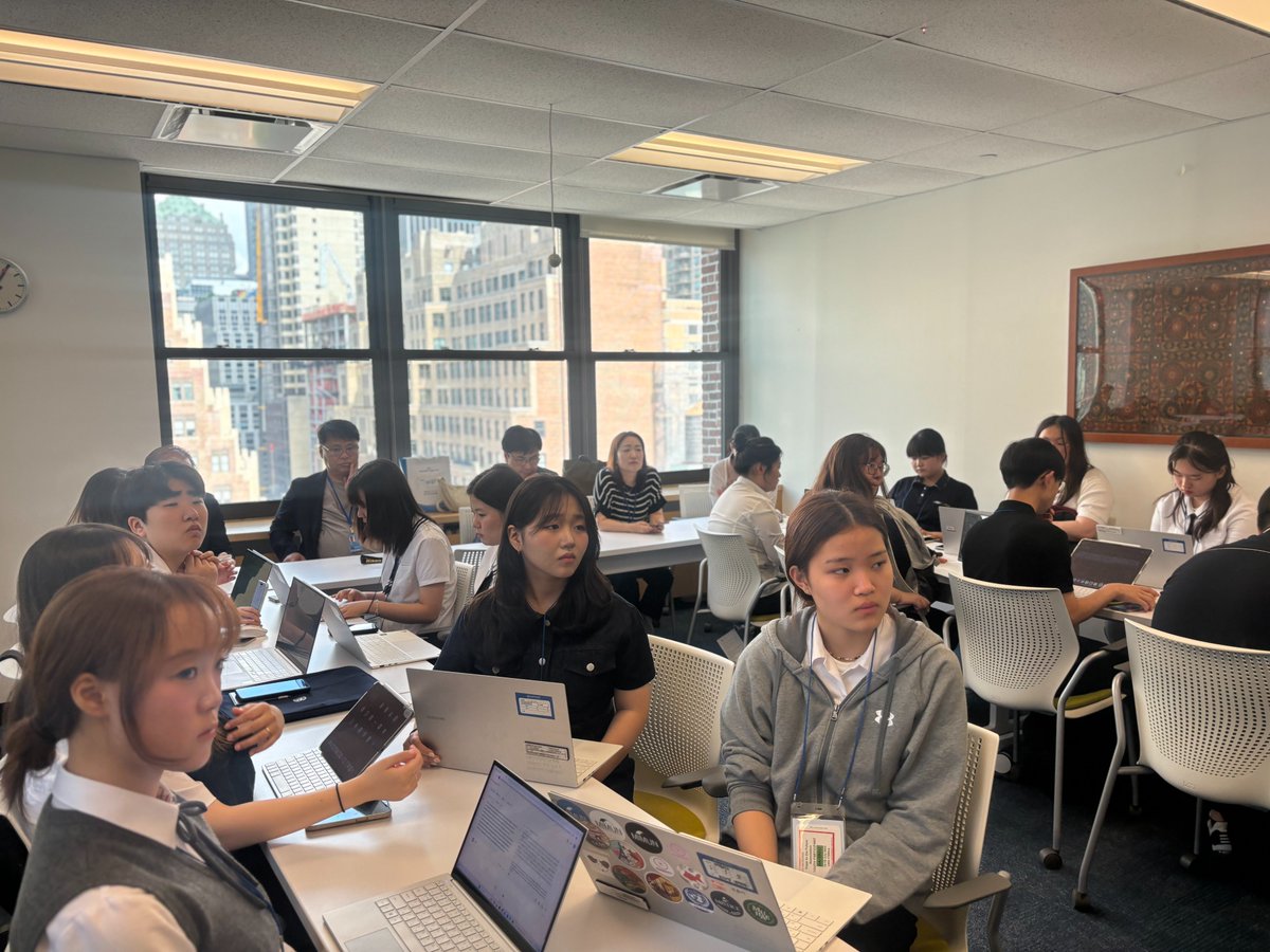 HDRUNDP's tweet image. This week, 20 high school students from Korea — selected and supported by the Incheon Metropolitan City Office of Education and @hfa_seoul — visited @HDRUNDP to learn about our work and discuss their aspirations for careers in the international sphere.

At HDRO, we enjoy engaging…