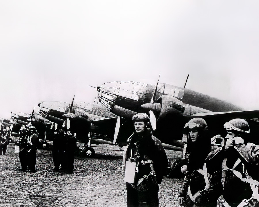 sentandoapua's tweet photo. Linha de voo dos bombardeiros poloneses PZL P. 37, aeródromo de Okecie, 1939

#aviação #militar #historia #bombardeiro #Polônia #P37 https://t.co/Hm9EDTg4Bx