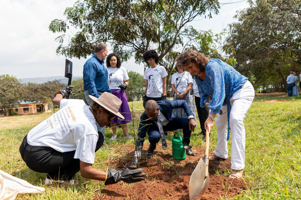 Kayonza District (@kayonzadistrict) on Twitter photo The Governor <a href="/PudenceR/">Pudence RUBINGISA</a> and the Mayor <a href="/BoscoNyemazi/">Nyemazi John Bosco</a> joined hands with #PIH partners and leading the way to plant trees at Rwinkwavu District Hospital a powerful step toward creating a greener, healthier environment. The Governor <a href="/PudenceR/">Pudence RUBINGISA</a> and the Mayor <a href="/BoscoNyemazi/">Nyemazi John Bosco</a> joined hands with #PIH partners and leading the way to plant trees at Rwinkwavu District Hospital a powerful step toward creating a greener, healthier environment.