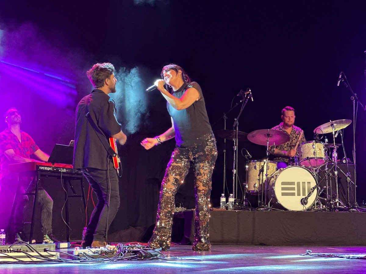 AytoLeganes's tweet photo. 🌝🎤 Las Lunas del Egaleo nos traen esta noche a un clásico del pop español: el grupo malagueño @EF_MARIPOSA 

2️⃣5️⃣🎂 En su 25 cumpleaños, en #Leganés han sonado temas clásicos que forman parte de nuestra memoria musical reciente. El público no se ha olvidado de felicitarles https://t.co/qb3lewcmM6