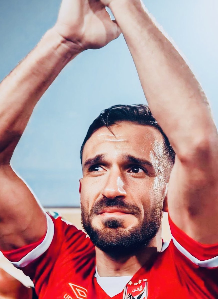 نور الشريف كان له فيلم عبقري عن شخص عنده قيم ومبادئ في عالم بقى ده فيه شيء نادر كان اسم الفيلم " أخر الرجال المحترمين " . علي معلول في زمن تحكمه المادة بدأ حكايته مع الأهلي بإصرار على الإنتقال للأهلي على حساب عرض أندرلخت البلجيكي. ومسيرة لسنوات كان فيها عروض صعب تترفض كان مقابلها