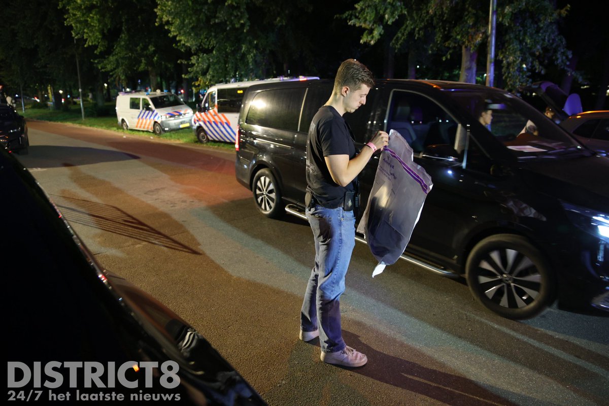 RedactieD8's tweet photo. Bij #7fest op het #Malieveld in #DenHaag is een man in zijn rug gestoken, het slachtoffer is later met spoed vervoerd naar een ziekenhuis. Een jas is in beslag genomen. https://t.co/aIo4JVPejN