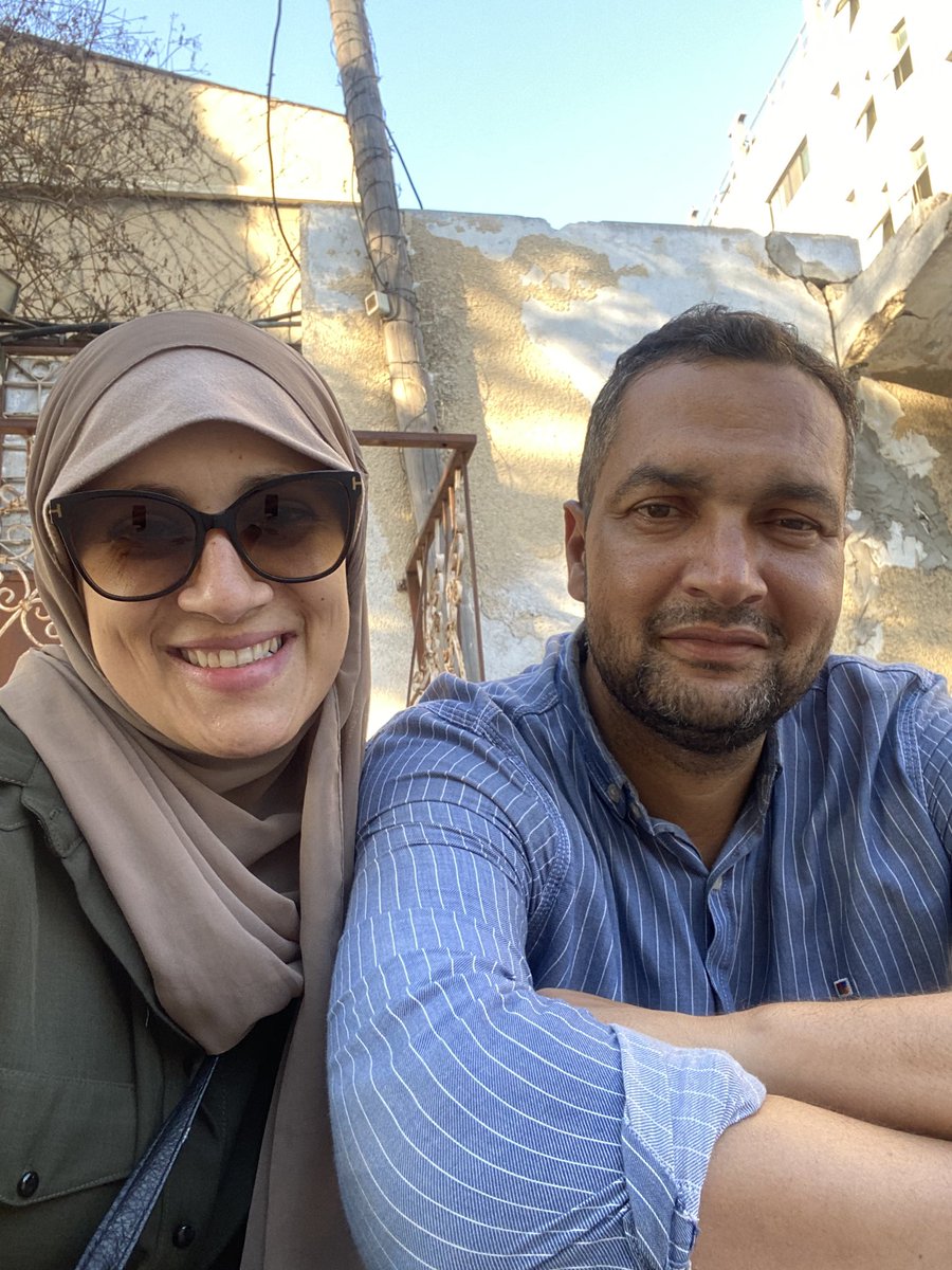 amalhabeeb87's tweet image. الصورة هذه ليست للذكرى، بل لتوثيق لحظة، لشهادة على زمن يذلّ فيه الكرام!
هي لحظة مـوت صغير إذًا.
لا تخف، فالمـوت يزورنا في غـزة مئة مرّة في اليوم والليلة!
مـوت صغير، عندما تلف شوارع المدينة على قدميك، تجرّها جرًّا، باحثًا عن كيلو جرام من الطحين، فتشعر بدوّار مفاجىء، غباش في…