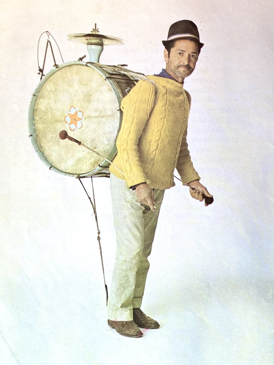 DonPaviolo's tweet image. Llegó a mis manos este ejemplar de fotos de varios oficios tradicionales chilenos. ¿Qué pasó en el camino, me pregunto? 
Por favor, échele un vistazo a este hilo.
@RenzoVaccarezza  @TomCast27757620 
(parte 1)