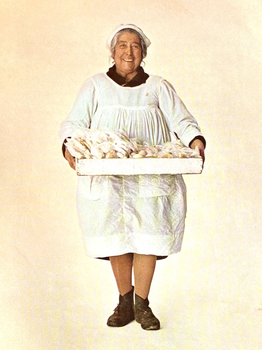 DonPaviolo's tweet image. Llegó a mis manos este ejemplar de fotos de varios oficios tradicionales chilenos. ¿Qué pasó en el camino, me pregunto? 
Por favor, échele un vistazo a este hilo.
@RenzoVaccarezza  @TomCast27757620 
(parte 1)