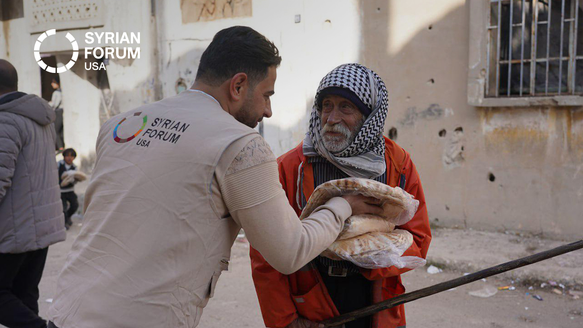 SyrianForumUSA's tweet image. As part of a humanitarian response filled with compassion and unity, our teams—working hand in hand with the Syria Civil Defence—delivered fresh bread to families fleeing Sweida, seeking safety in Daraa.
It’s more than just food. It’s a message: you’re not alone.
Together,…