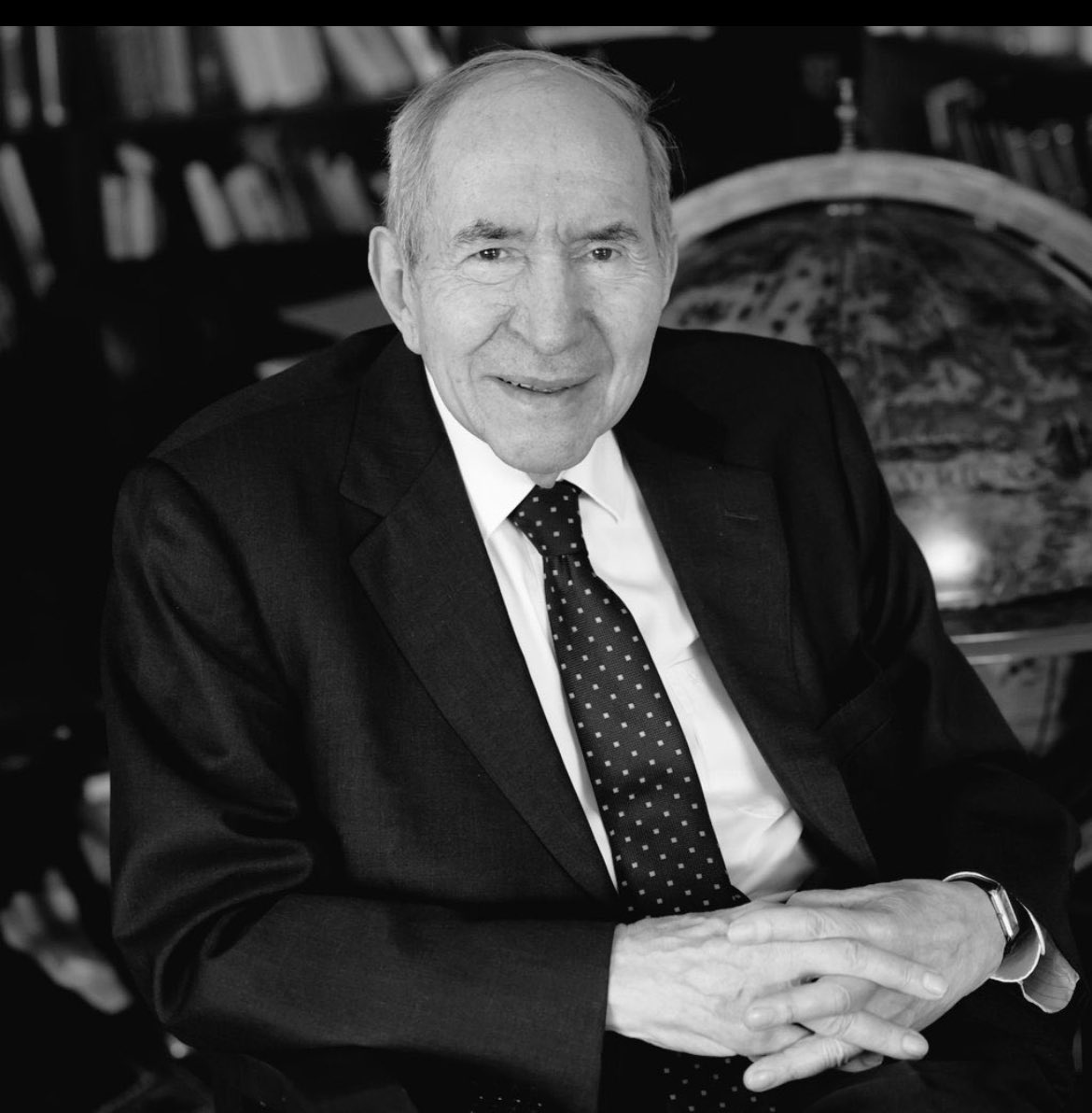 Sayın Altan Öymen, büyük bir vatanseverdi. Her yönüyle kıymetli bir büyüğümüzdü. Türkiye'nin daha güzel günlerini görmeyi amaç ve dert edinen insanlar için, kendisinden hem tarz hem içerik yönünden öğrenilecek çok şey var. Allah rahmet eylesin.