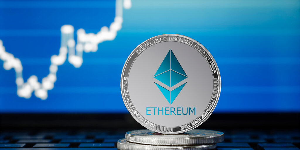 🚨 BREAKING : "ETHER SOTTO I RIFLETTORI: TRUMP FIRMA LA LEGGE SUI STABLECOIN, PRIMA NORMATIVA CRIPTO DELLA STORIA DEGLI USA"