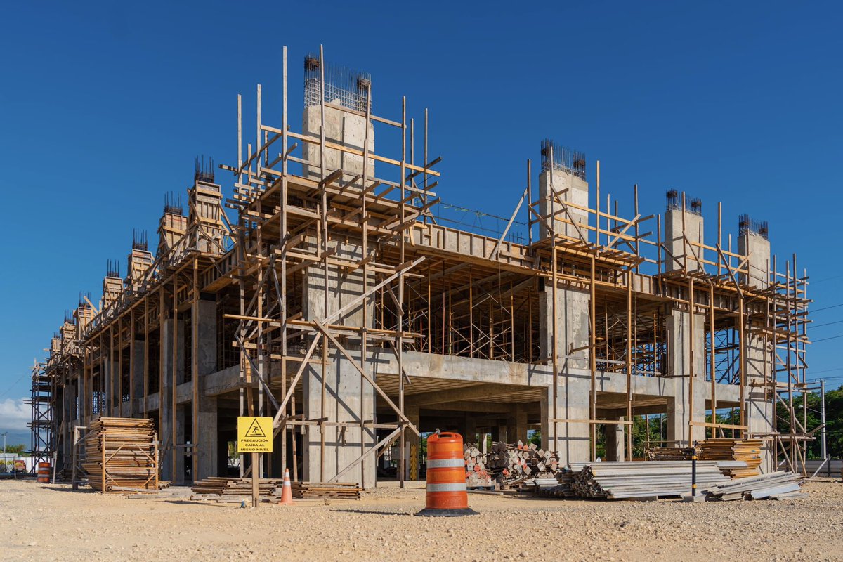 Avanzan los trabajos de construcción del Hospital Traumatológico de Sosúa, una obra demandada por décadas. La gestión del presidente, Luís Abiander, continúa transformando el sistema de salud en beneficio del pueblo dominicano. #Salud 🏥