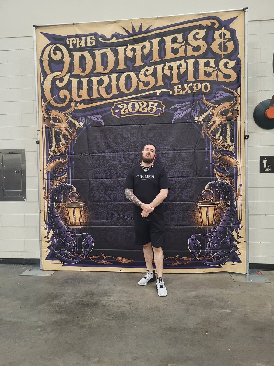 Repping my <a href="/Satanatrix/">Lady Vī</a> merch at the oddities show. Gotten some compliments already