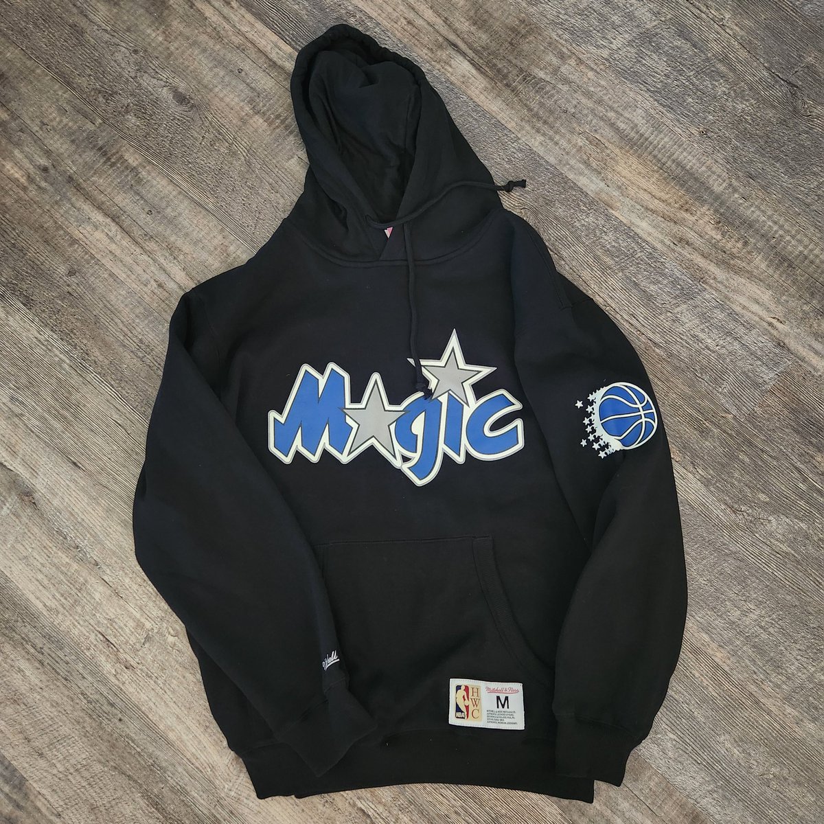Im_PlayingDead's tweet image. Don&apos;t worry retro logo, I could never quit you. 

These are on sale (S, M only) at Dick&apos;s for $27! dickssportinggoods.com/p/mitchell-nes…