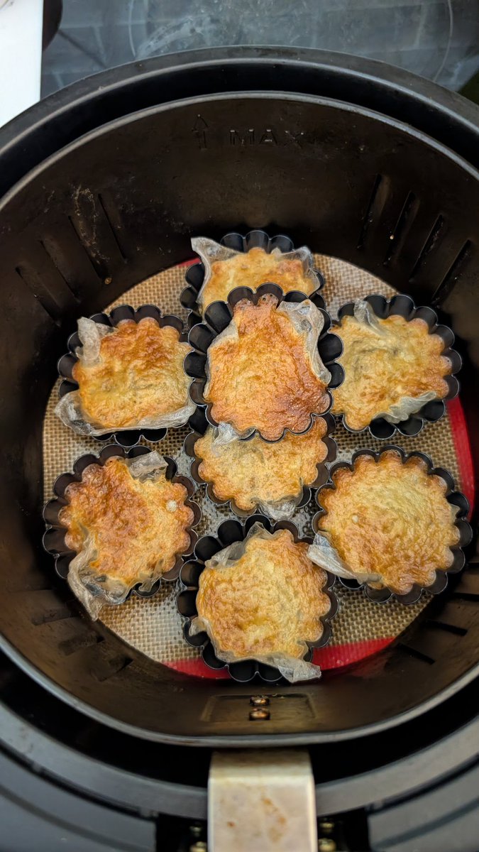 huangkm's tweet image. I love fresh on sale ingredients. I am slowly getting used to eating more veggies since it is also cheaper. Found a way to make a tasty rice paper dessert with just egg and banana. My original intent was making egg tart. But, gota used what you have!