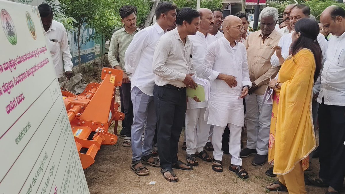 2022-23ನೇ ಸಾಲಿನ ಕಲ್ಯಾಣ ಕರ್ನಾಟಕ ಪ್ರದೇಶಾಭಿವೃದ್ಧಿ ಮಂಡಳಿಯ ಮೆಗಾ ಮ್ಯಾಕ್ರೋ ಯೋಜನೆ ಅಡಿಯಲ್ಲಿ ಸೇಡಂ ತಾಲೂಕಿನ ಮೋತಕಪಲ್ಲಿ ಗ್ರಾಮ ಪಂಚಾಯತ್ ವ್ಯಾಪ್ತಿಯಲ್ಲಿ ಬಾಡಿಗೆ ಆಧಾರಿತ ಕೃಷಿ ಯಂತ್ರೋಪಕರಣಗಳ ಲೋಕಾರ್ಪಣೆಗೊಳಿಸಿ, ನಾನೇ ಸ್ವತಃ ಟ್ರ್ಯಾಕ್ಟರ್ ಗೆ ಚಾಲನೆ‌ ನೀಡಿದೆ.

21 ಲಕ್ಷ ವೆಚ್ಚದ 50 ಹೆಚ್.ಪಿಯ ಎರಡು ಟ್ರ್ಯಾಕ್ಟರ್ ಹಾಗೂ 7.90