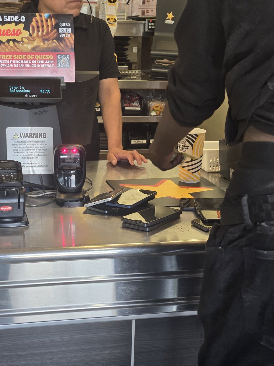 Gobblemeswall13's tweet photo. This is ur average experience ordering at a carls Jr in LA https://t.co/IgpGhCQUID