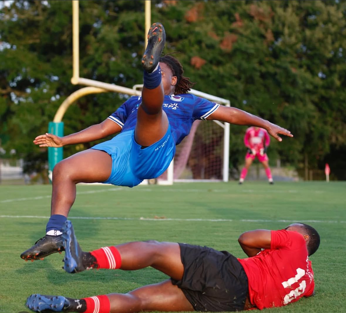 cenlafc's tweet image. Flying high into the weekend! We hope you have a great one! 👊💥