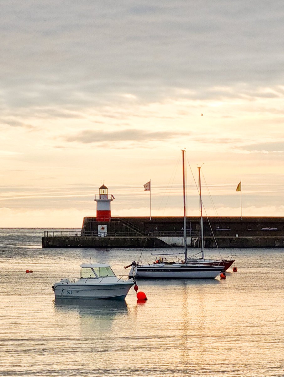 sscanlon07's tweet image. Early morning colours #boate #lighthouse #sea #Wicklow #Ireland