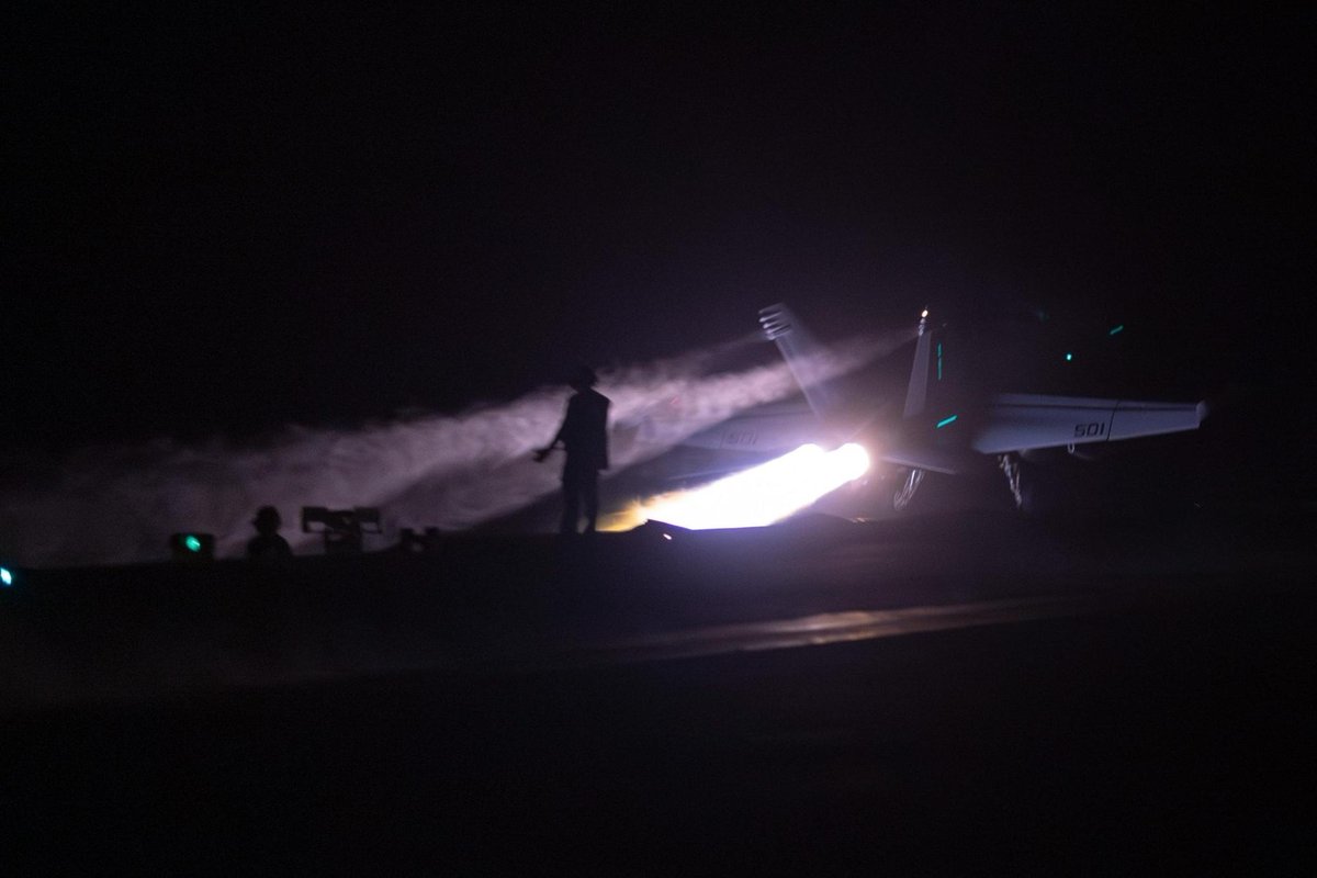 CENTCOMArabic's tweet image. يقوم بحّارة أمريكيون بإطلاق طائرة مقاتلة من طراز F/A-18 سوبر هورنت من على سطح حاملة الطائرات يو إس إس نيميتز (CVN-68) ، وذلك خلال عمليات ليلية في نطاق مسؤولية #القيادة_المركزية_الأمريكية (#سنتكوم).