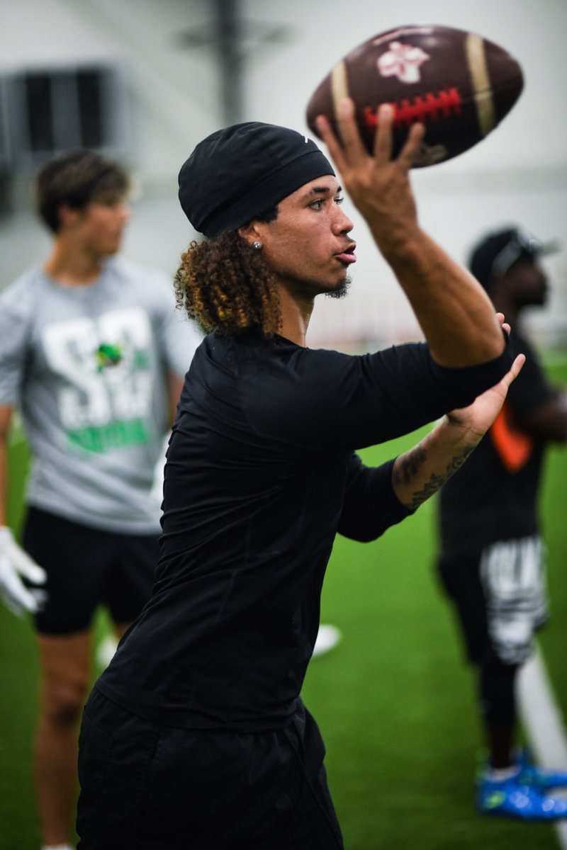 JTTheCannon's tweet image. #Driven
Staying focused, mind of a champion💪🏽🏆🏆 C/O2027
@QB_Doctor @foster_sawyer @RivalsFriedman @dctf @jmc_fam @Marchen44 @therealraygates @NorthCro_FB @CoachKPark @Coach_Bacc @Rivals @LeviSportsGuy @DMNGregRiddle @samspiegs