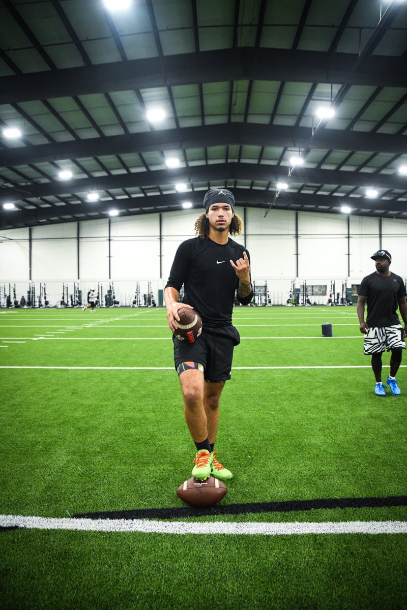 JTTheCannon's tweet image. #Driven
Staying focused, mind of a champion💪🏽🏆🏆 C/O2027
@QB_Doctor @foster_sawyer @RivalsFriedman @dctf @jmc_fam @Marchen44 @therealraygates @NorthCro_FB @CoachKPark @Coach_Bacc @Rivals @LeviSportsGuy @DMNGregRiddle @samspiegs