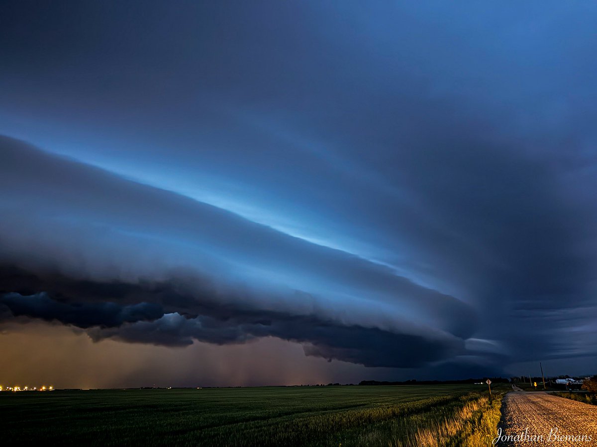 Awesome MCS last night in the Calgary area, had tons of lightning and a sculpted shelf cloud! Chased it all the way to Saskatchewan for another day of storms! 

July 18, 2025

#abstorm #ShareYourWeather #shelfcloud