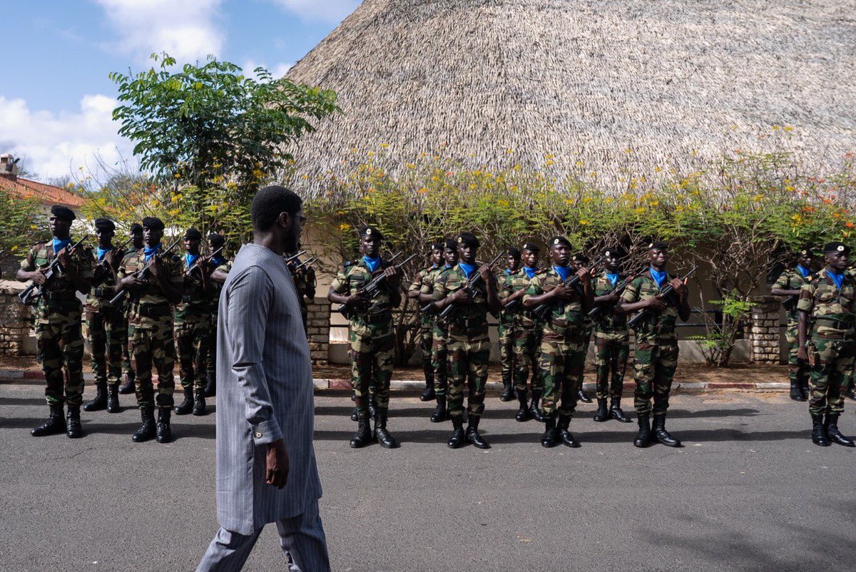 PR_Senegal's tweet image. Le Président @PR_Diomaye a visité ce matin les sites militaires anciennement occupés par les forces françaises au Sénégal, désormais restitués à notre pays dans le cadre de la reconfiguration de la coopération de défense entre le Sénégal et la France. ▶️ urls.fr/SkYTDp
