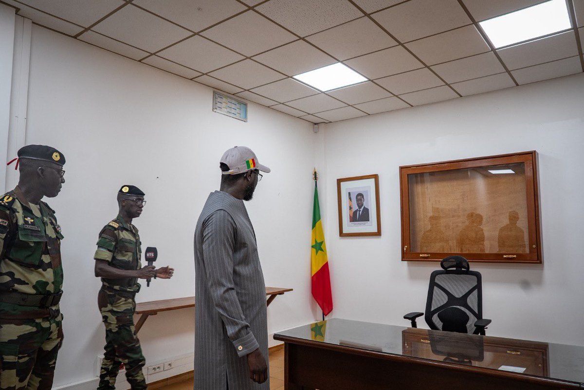 PR_Senegal's tweet image. Le Président @PR_Diomaye a visité ce matin les sites militaires anciennement occupés par les forces françaises au Sénégal, désormais restitués à notre pays dans le cadre de la reconfiguration de la coopération de défense entre le Sénégal et la France. ▶️ urls.fr/SkYTDp