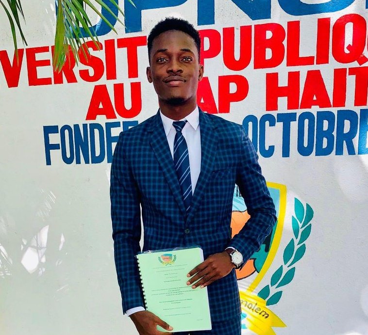 rtiofisyel's tweet photo. Jeune étudiant finissant au #CHCL, Florhensly Fleurant, Directeur de Programmation et de Logistique de la Radio Télé Idole, a brillamment soutenu son mémoire en Psychopédagogie à l’#UPNCH. Sa graduation aura lieu ce dimanche 27 juillet 2025 sous l’agora de l’université. https://t.co/dDsUtvcwdK