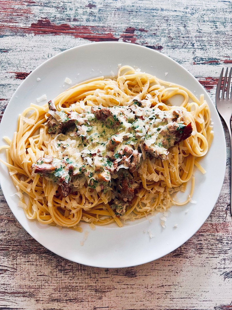 ClaudiaSalowski's tweet image. Il piatto del giorno: Pasta con i finferli 🥰
Linguine mit frischen Pfifferlingen, veganer Schinkenalternative, gehackter frischer Petersilie und Sojasahne. Wäre vegan, wenn nicht der Parmegiano Reggiano wäre (über den ich nicht diskutiere 😤)
Ecco la cena! 👩🍳🍽️