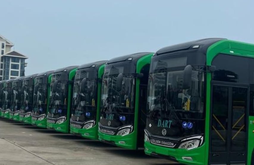 ayubu_madenge's tweet image. Mabasi 99 ya mwendokasi kwa ajili ya njia ya Mbagala yapo tayari na yanatarajia kufika hapa nchini ndani ya siku 21. Mpaka kufikia Agosti 15, Mabasi mengine 101 nayo yatakuwa yamefika nchini. Mradi huu utaanza Septemba 1 na utaendeshwa na Kampuni binafsi ya Kitanzania.