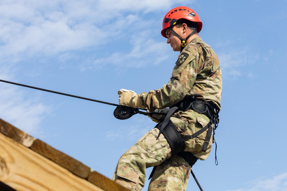 ArmyROTC's tweet image. 2nd Regiment #BasicCamp climbs to new heights as they complete the high ropes course. 馃 #CST2025
馃摳 Hannah Choate, Murray State University, CST Public Affairs Office