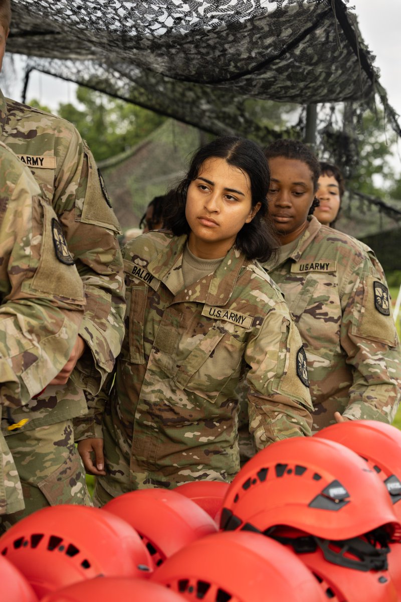 ArmyROTC's tweet image. 2nd Regiment #BasicCamp climbs to new heights as they complete the high ropes course. 馃 #CST2025
馃摳 Hannah Choate, Murray State University, CST Public Affairs Office