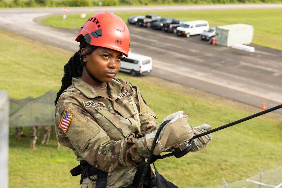 ArmyROTC's tweet image. 2nd Regiment #BasicCamp climbs to new heights as they complete the high ropes course. 馃 #CST2025
馃摳 Hannah Choate, Murray State University, CST Public Affairs Office