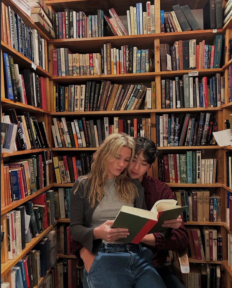 graciemescal's tweet image. a mão do steven no bolso da taylor, tal qual lara jean e peter kavinsky!!!!!
