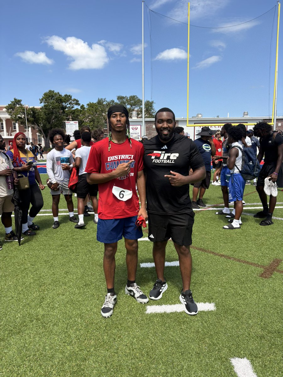 Dontarius26's tweet photo. Just left a mega camp with a bunch of NAIA schools. Got to work while the SEU wide receivers coach was watching. Great experience! Also ran a 4.40. #RecruitReady #NAIAFootball #SEU #MegaCamp @coachkpope @JacquezGreen @RecruitManatee @BowenSummer @Manatee7v7 @ConleyTZiah https://t.co/QwB8WCI5QB