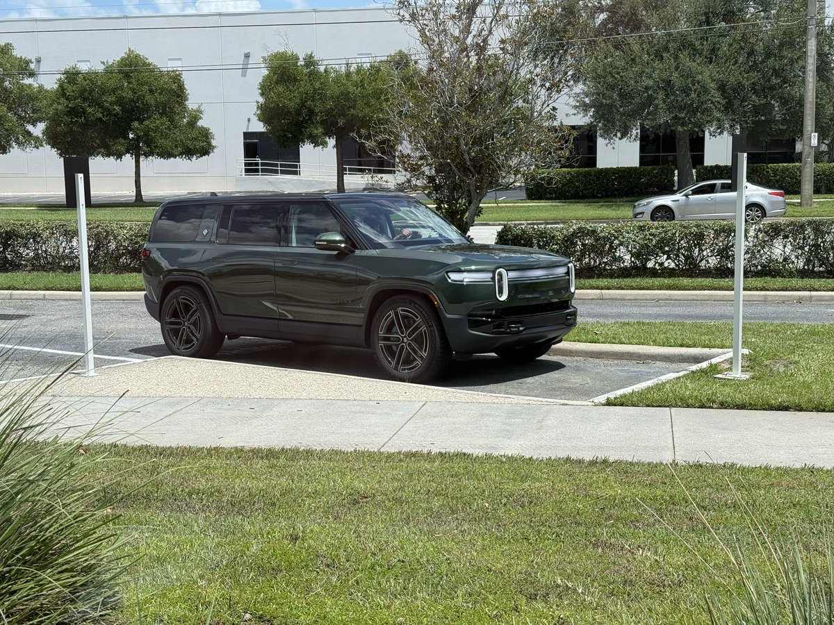 RivianTrackr's tweet image. Got to drive the Forest Green with Ocean Coast QUAD and holy cow she’s FAST