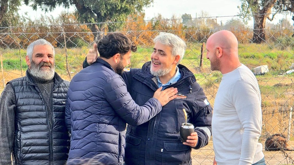 ¡Microtúneles en #Loyola!🌱

Hoy junto al equipo del Centro Comunitario, vecinos, los Delegados <a href="/Gianschmir/">Gianluca Schmir</a>, <a href="/nicodiazbender/">Nicolas Diaz Bender</a> y el equipo de #HuertasDeLaCiudad 🍅🥦🌸, construimos 8 microtúneles que permitirán proteger los cultivos del frío, mejorar el rendimiento y extender la