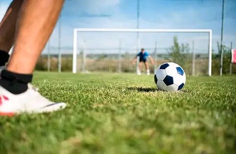TakaTina1's tweet image. We might soon witness a "no rebound Spot kick"
This means: if the ball hits the posts or is saved, play will be stopped for a goal kick.
New FIFA rule coming.