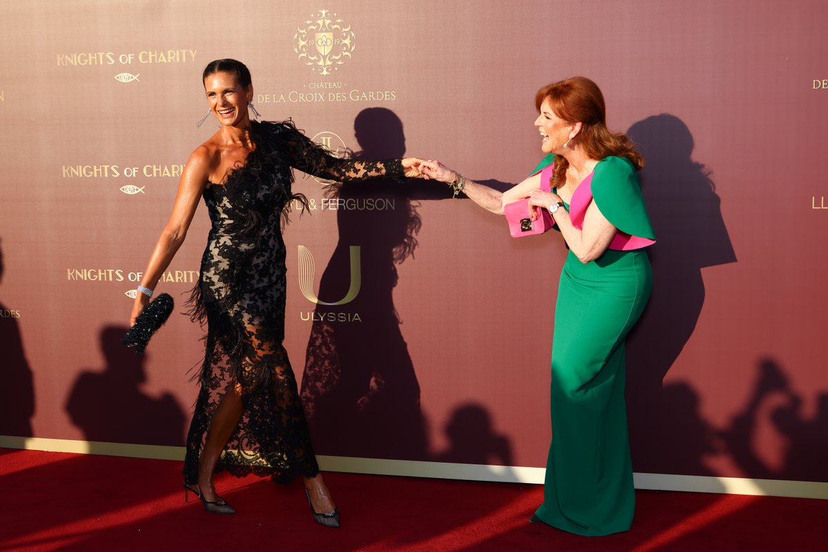 HelloCanada's tweet image. Sarah, Duchess of York, looked sensational at the Knights of Charity Gala at the Chateau de la Croix des Gardes in Cannes. The 64-year-old author and ex-wife of Prince Andrew, who has successfully battled cancer twice in recent years, glowed in an emerald-green caped gown by…